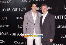 [포토엔]정우성 ‘장 밥티스트 사장과 화기애애한 기념촬영’