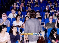 [포토엔]이병헌 ‘브루스윌리스 존말코비치 가면쓴 관객들에 깜놀~’