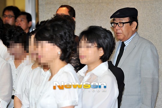 송혜교, 박용만 전 두산그룹 회장과 친분 높여 책 선물 및 응원 메시지 전달