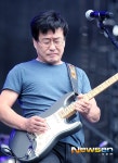 [포토엔]김창완‘필(feel)충만한 연주,락에 흠뻑 젖다 ’