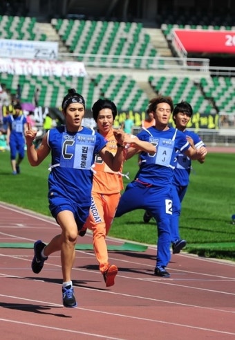 ‘아육대’ 동준, 뛸때도 여유롭네 ‘역시 체육돌’[포토엔]