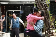 ‘결혼전야’ 마동석 구잘, 길거리 한복판 꼭 껴안고 폭풍키스[포토엔]