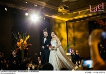 제이 결혼식 사진공개, 신랑 팔짱 끼고 행복한 웨딩마치