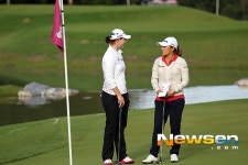 [포토엔] 김인경 독일 캐롤라인 마손, 그린 위에서 담소 중