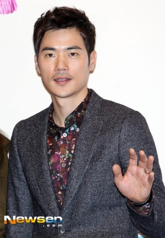 [포토엔]‘국민형부’ 김강우 ‘결혼반지는 항상 끼고~’
