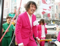 [포토엔]장미여관 육중완 등장에 명동이 떠들썩