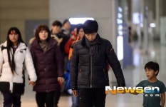 [포토엔]최수종-하희라 부부 ‘이별의 순간, 씁쓸한 마음을 감추지 못해’