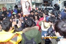 [포토엔]거리모금 나선 한지민 ‘어마어마한 인파에 명동일대 마비’