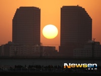 [포토엔]2014년의 태양,쌍둥이 빌딩 사이에서 뜨다