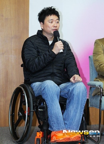 [포토엔]휠체어 탄 예비아빠 강원래‘한층 더 밝아 보이는 얼굴’