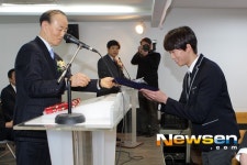 [포토엔]경신고등학교 공로상 수상하는 연준석
