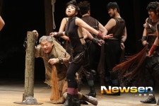 “유인촌 하얗게 센 머리, 많이 비워냈구나..”(홀스또메르)