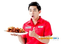 [포토엔]손호준 ‘기발한 치킨 맛에 엄지손 번쩍~’