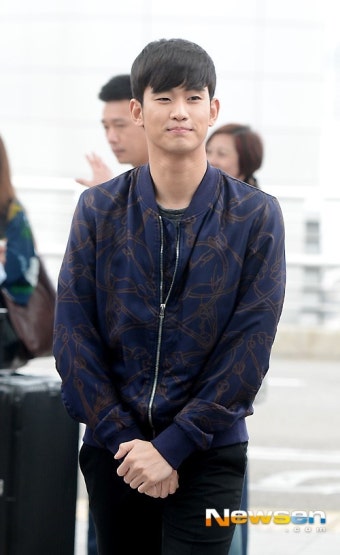 [포토엔]김수현 ‘중국 팬미팅위해 출국’(공항패션)