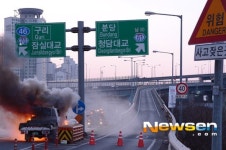 [포토엔]‘어벤져스2 촬영장’ 입구 청담대교 진입램프 차량화재사고 발생