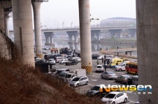 [포토엔]어벤져스2 촬영으로 분주한 강남 탄천주차장