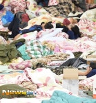 ‘좁은 공간에 뒤엉켜 잠든 실종자 가족들’[포토엔]