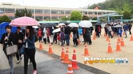 [포토엔] ‘비가 내려도 밀려드는 추모 인파 ’