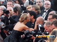 [포토엔]체코 톱모델 페트라 넴코바 ‘사진기자와 무슨 사이길래?’