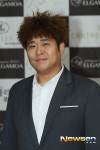[포토엔]문세윤 ‘폭탄머리로 권필 결혼식 참석’