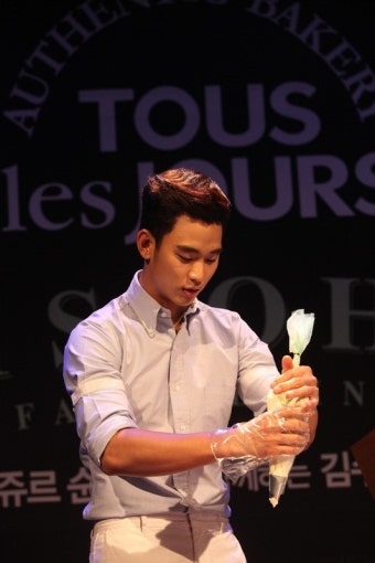 김수현 팬미팅서 직접 케익 만들기 시범 초집중[포토엔]
