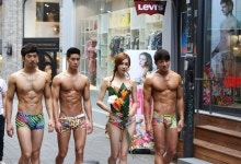 명동 한복판서 펼쳐진 리바이스 바디웨어 패션쇼