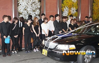 [포토엔]같이 슬픔을 공유하는 동료들(양세형 양세찬 부친상 발인식)