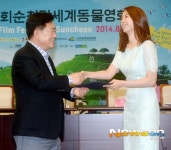 [포토엔]조윤희 ‘시장님도 웃게 만드는 꽃미모~’