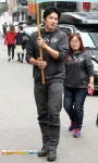 [포토엔]강남역 등장한 삼둥이 아빠 송일국