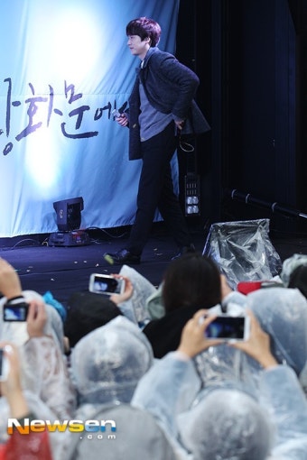 [포토엔]규현 ‘궂은날씨에 찾아와준 팬에 깜짝 놀라며’(규현 게릴라콘서트)
