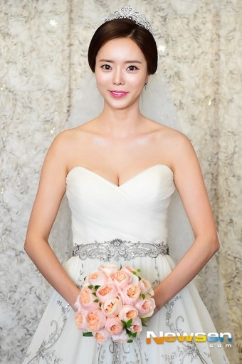 [포토엔]나인뮤지스 전 멤버 이혜빈 결혼 ‘눈부신 미모’