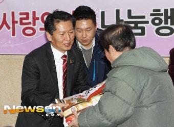 [포토엔]정청래 국회의원 ‘따뜻한 연말 보내세요’