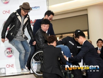[포토엔]강원래 휠체어 조심스럽게 내려주며 (토토즐)