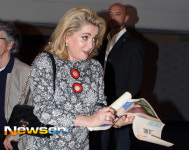 [포토엔]사인해주는 까뜨린느 드뇌브 ‘이름이 뭐에요?’