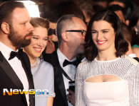 [포토엔]레아 세이두-레이첼 와이즈 ‘내숭 전혀없는 소탈한 미소~’