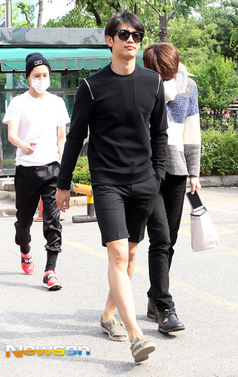 [포토엔]샤이니 민호vs온유 ‘상반된 출근길 모습~’
