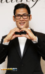 [포토엔]박준형 ‘14살 연하 예비신부에게 보내는 하트~’