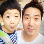 샘킴, ‘붕어빵’ 아들 통학버스 기다리는 자상한 아빠