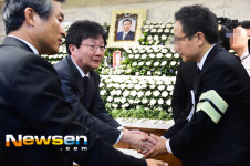 [포토엔]유승민 의원 ‘삼가 고인의 명복을 빕니다’(故 박상천 빈소)