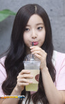[포토엔]에이프릴 현주, 먹는 모습도 귀요미~