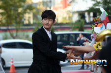 [포토엔]中배우 장한 ‘팬들 손 한번 잡고’ (서울드라마어워즈)