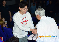 [포토엔]여진구 무대인사 ‘훈훈한 추석, 할아버지께 떡 선’(서부전선 무대인사)