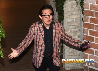[포토엔]송민형 ‘영애 아빠의 눈길 끄는 패션감각’ (막영애 14 종방연)