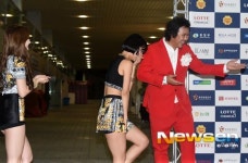 [포토엔]걸스데이 ‘장미여관 육중완 에스코트 받으며’