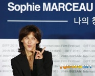 [포토엔]소피 마르소 ‘팬들 향한 깜찍한 제스추어~’