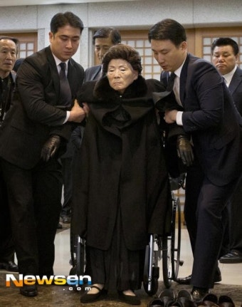 [포토엔]故 김영삼 전 대통령 서거 ‘빈소 찾은 손명순 여사’