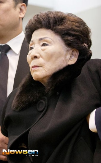 [포토엔]故 김영삼 전 대통령 별세 ‘슬퍼하는 부인 손명순 여사’