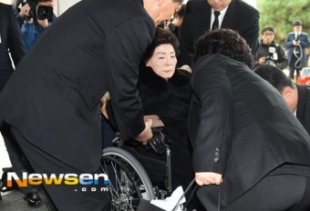 [포토엔]손명순 여사 ‘슬픔에 잠긴 얼굴’(故김영삼전대통령서거)
