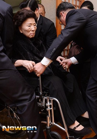 [포토엔]손명순 여사 불편한 몸으로 故 김영삼 전 대통령 빈소 이틀째 지켜