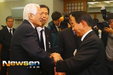 [포토엔]오열하는 최형우 전 내무부장관(故 김영삼 전 대통령 서거)